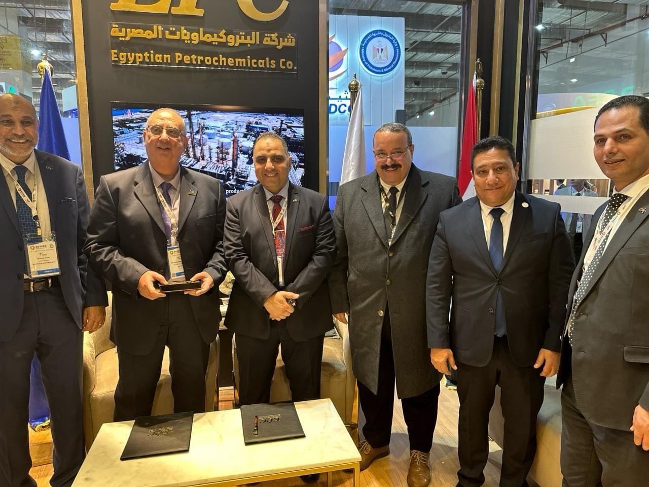 رئيس شركة بترول الصحراء الغربية يلتقي بعض القيادات المشاركة فى ايجبس